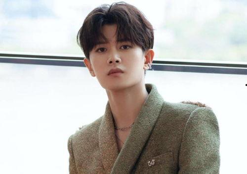 任嘉伦表情吃瓜,吃瓜群众纷纷围观