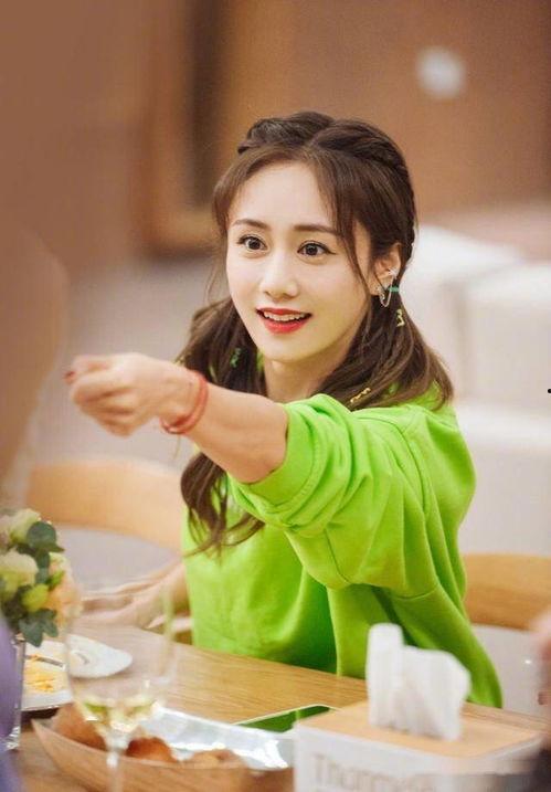 郑钧与刘芸吃瓜,吃瓜群众热议明星夫妻日常