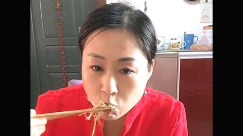 大姐吃瓜笑场图片大全