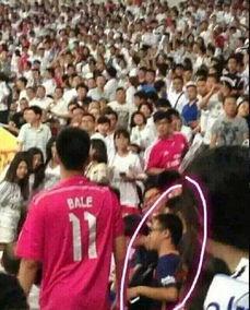 巴萨球迷吃瓜视频,揭秘球场背后的故事与笑料